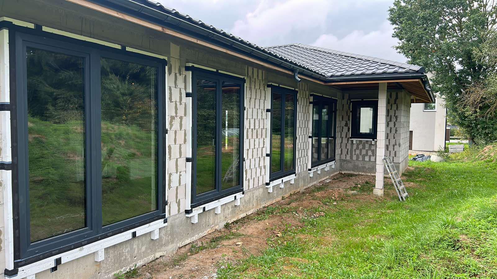 Baigti “Perfectherm 80MD” langų montavimo darbai. 🛠️ Langai sumontuoti į apšiltinamajį sluoksnį, naudojant MTF montavimo sistemą